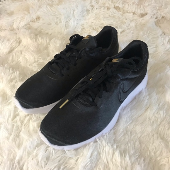 NEW Women’s Nike Tanjun Running Shoes - Picture 2 of 8